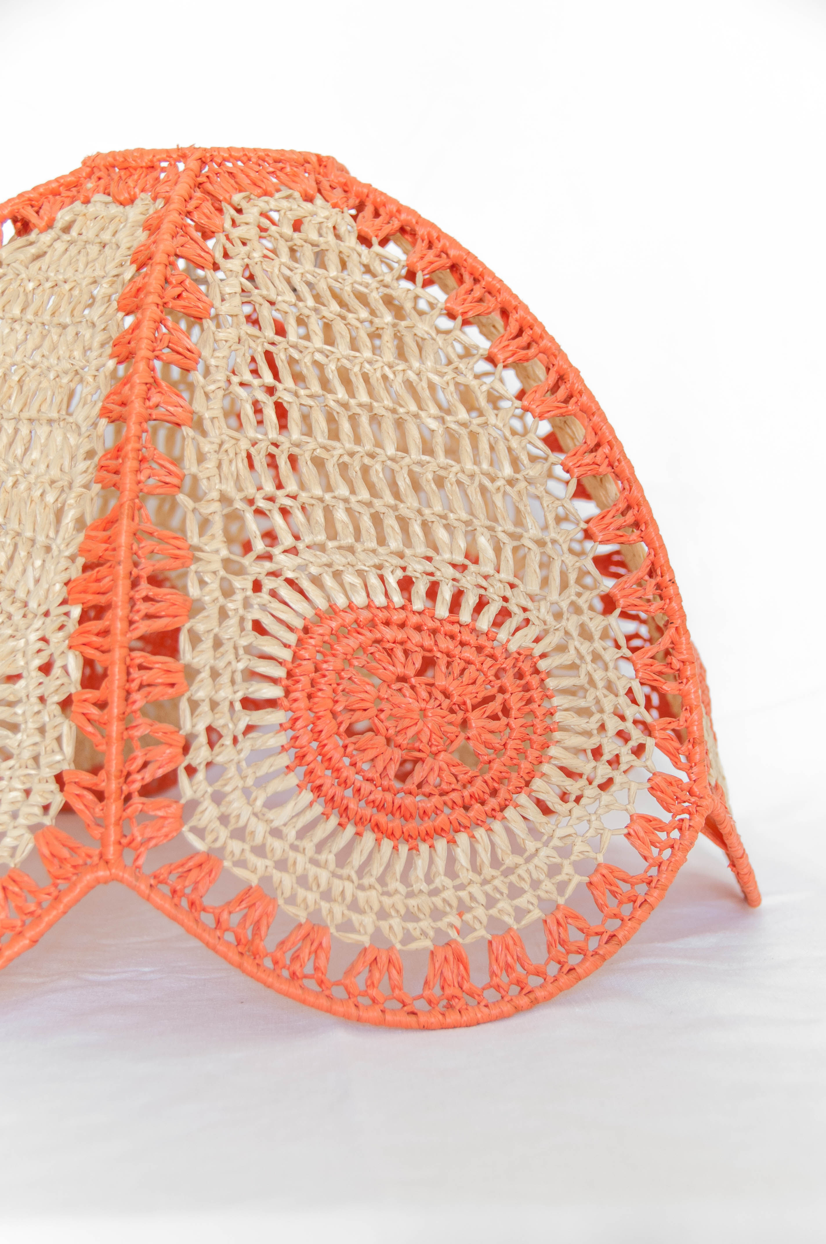 Vintage suspension in salmon pink wicker