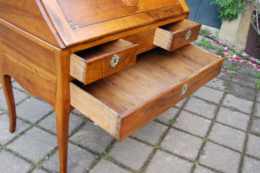Louis XV Louis XVI period sloping desk in walnut from the 18th century