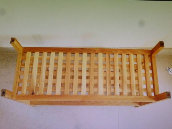 Table basse de salon en bois avec étagères ajourées, porte-plantes jardin.