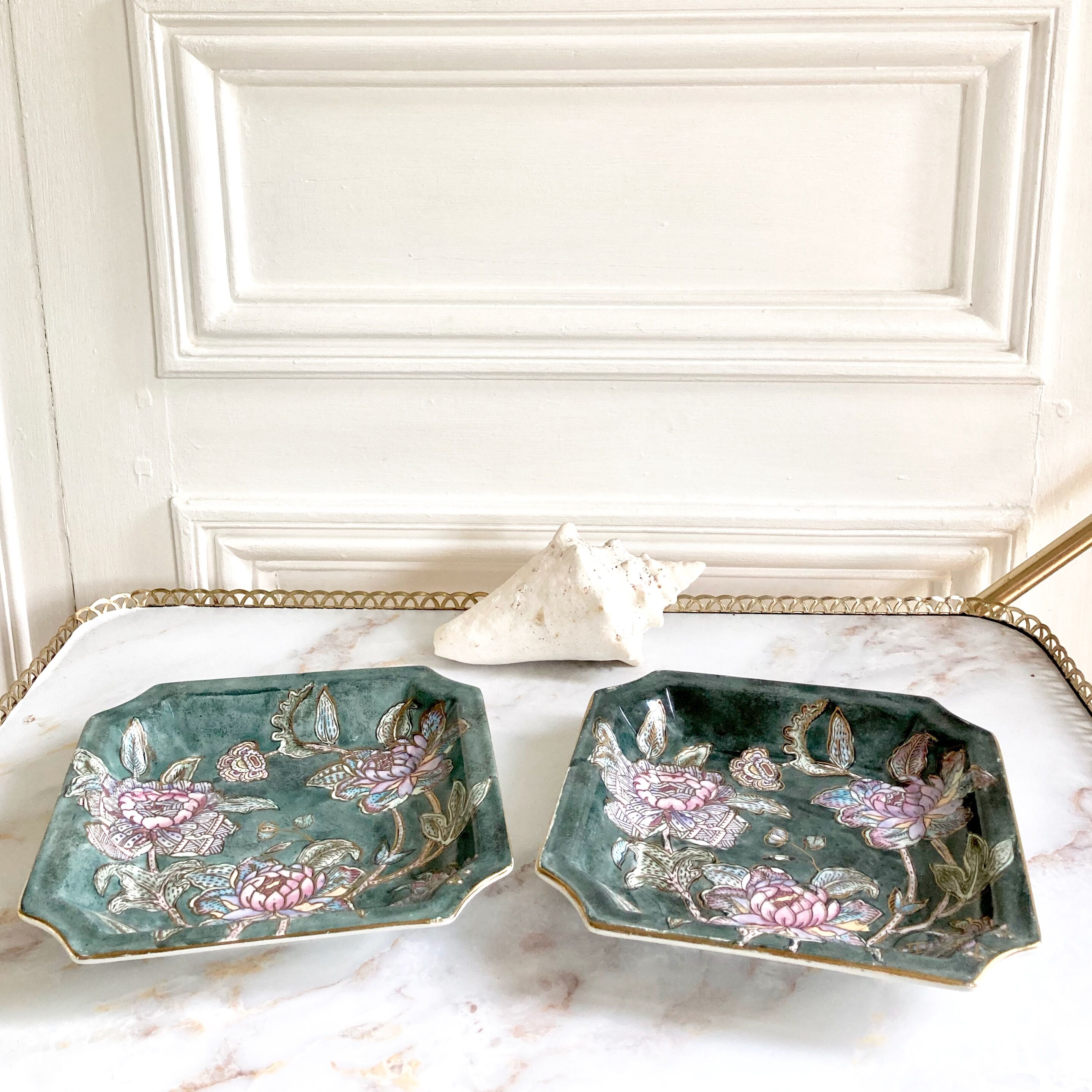 Pair of empty-poached decoration flowers