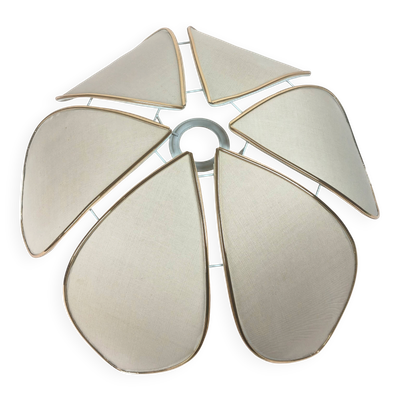 Plafonnier années 70 au design floral, abat-jour beige clair finition doré