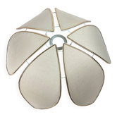 Plafonnier années 70 au design floral, abat-jour beige clair finition doré
