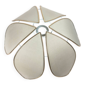 Plafonnier années 70 au design floral, abat-jour beige clair finition doré