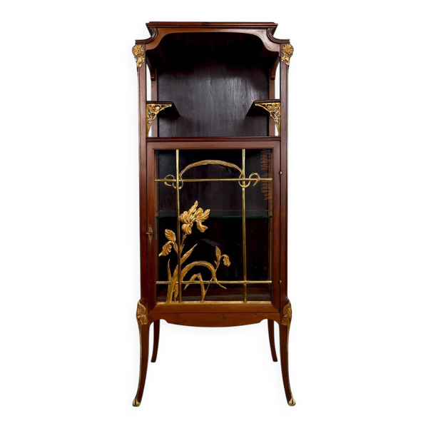 Vitrine Art Nouveau, Bronzes et bois sculpté sur un thème floral, vers 1900