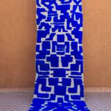 Tapis marocain berbère de couloir bleu Klein à reliefs