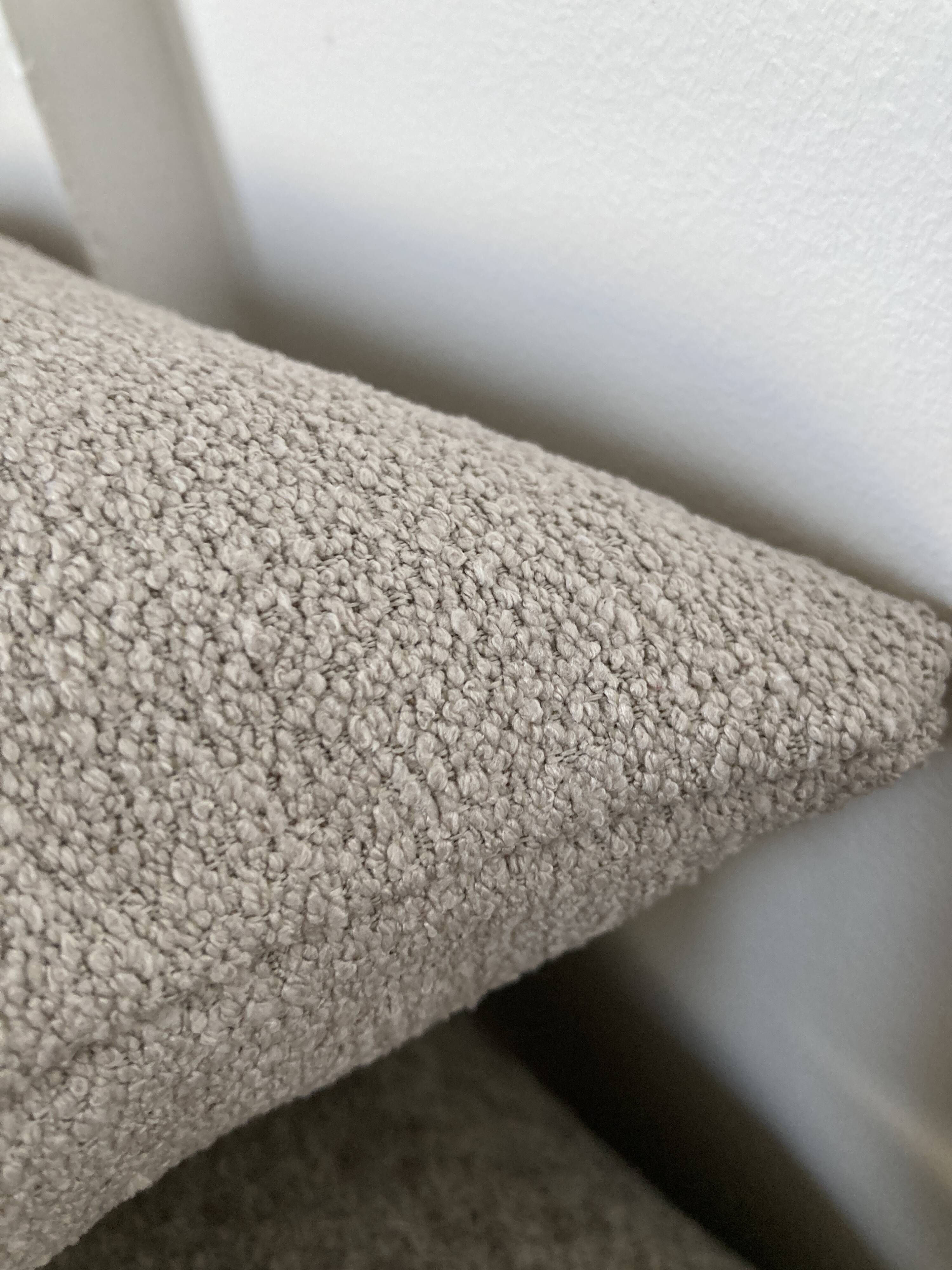 Coussin bouclette gris clair