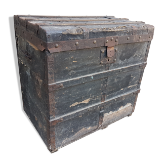 Old trunk of travel from early 20th