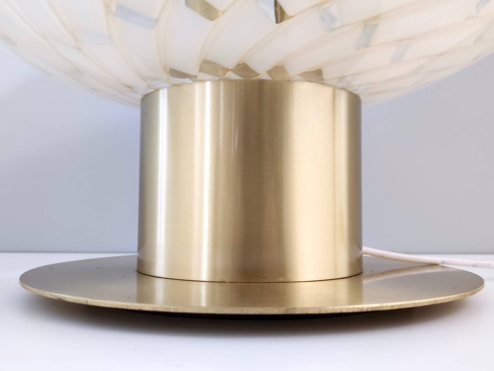 Lampe de table en verre de Murano blanc et laiton, Italie, années 1980