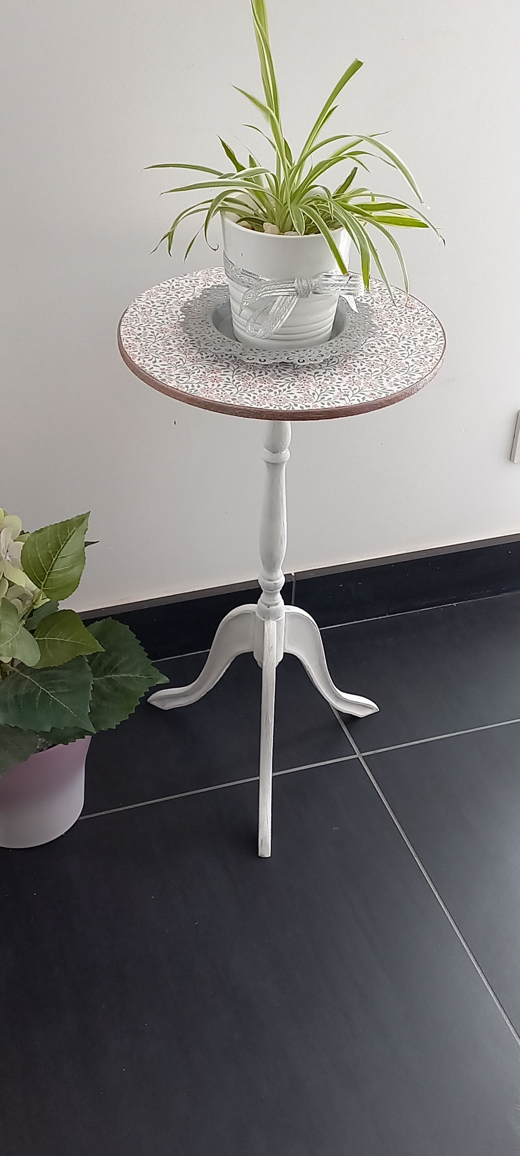 Vintage tripod pedestal table
