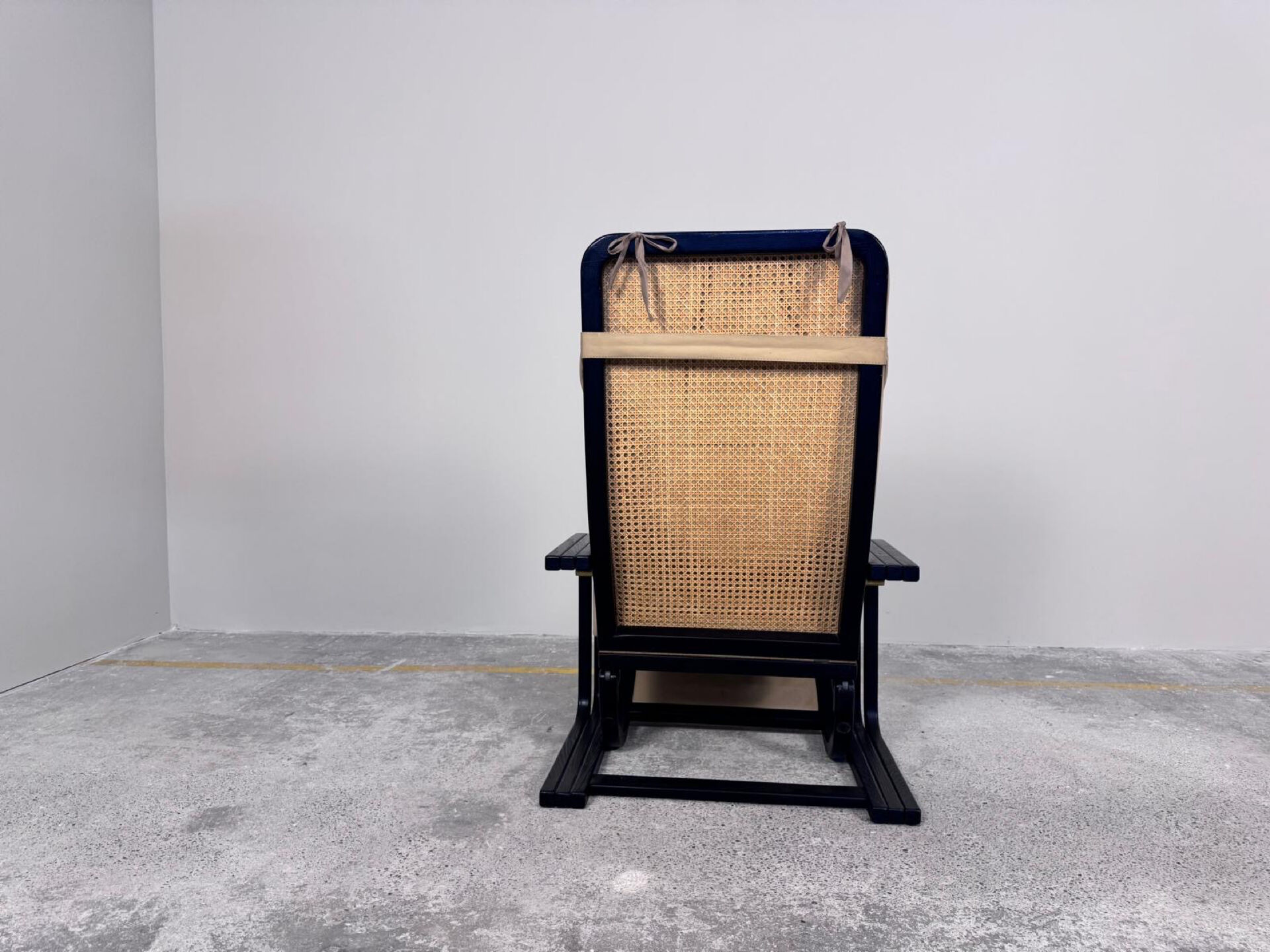 Rocking-chair viennois en bois courbé, cuir et cannage