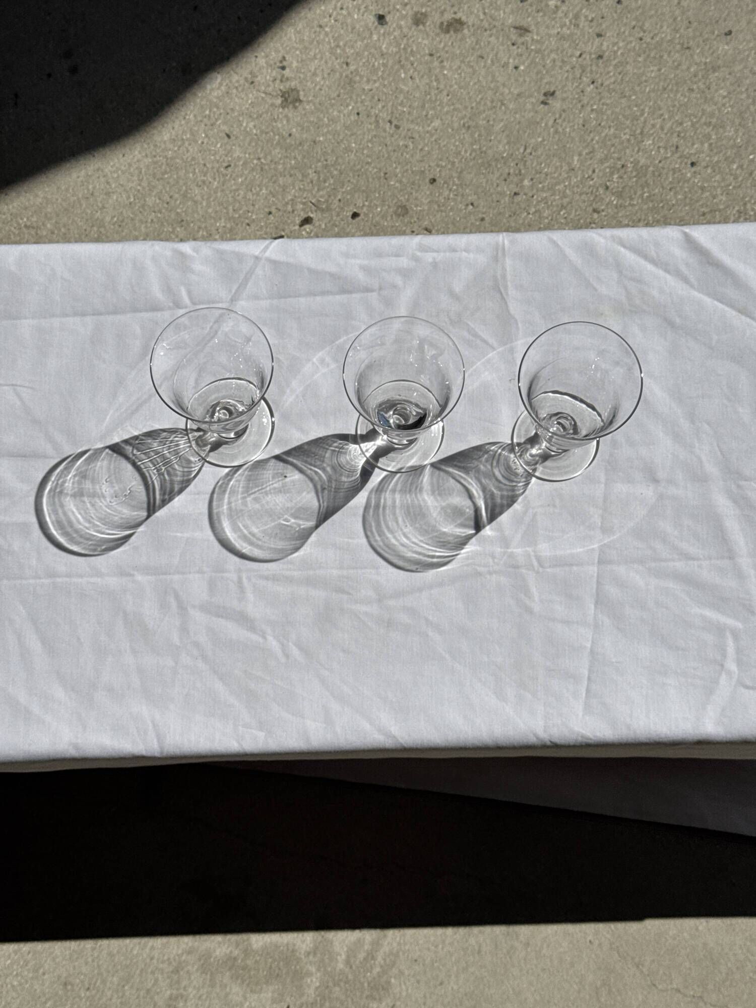 Set of 3 vintage stemmed glasses in clear glass H14 D10