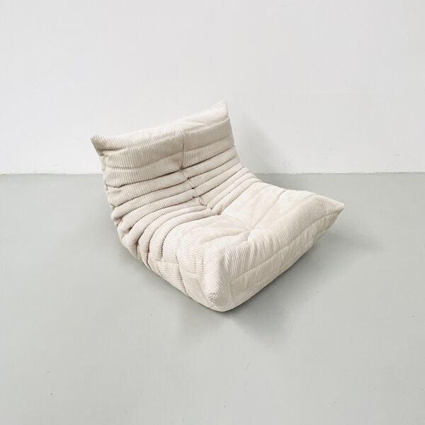 Fauteuil Togo Lounge en velours tricoté beige par Michel Ducaroy pour Ligne Roset.