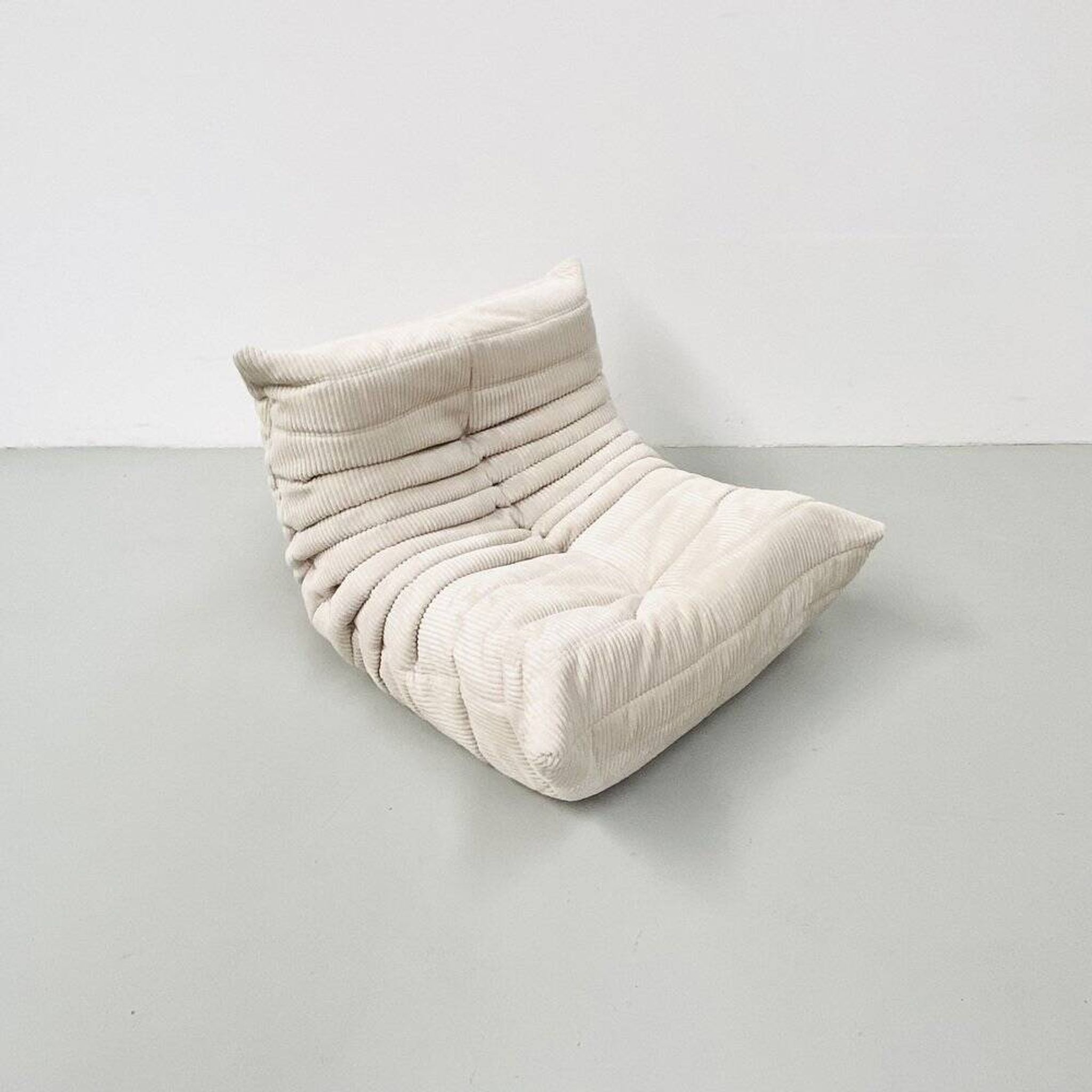 Fauteuil Togo Lounge en velours côtelé beige par Michel Ducaroy pour Ligne Roset.
