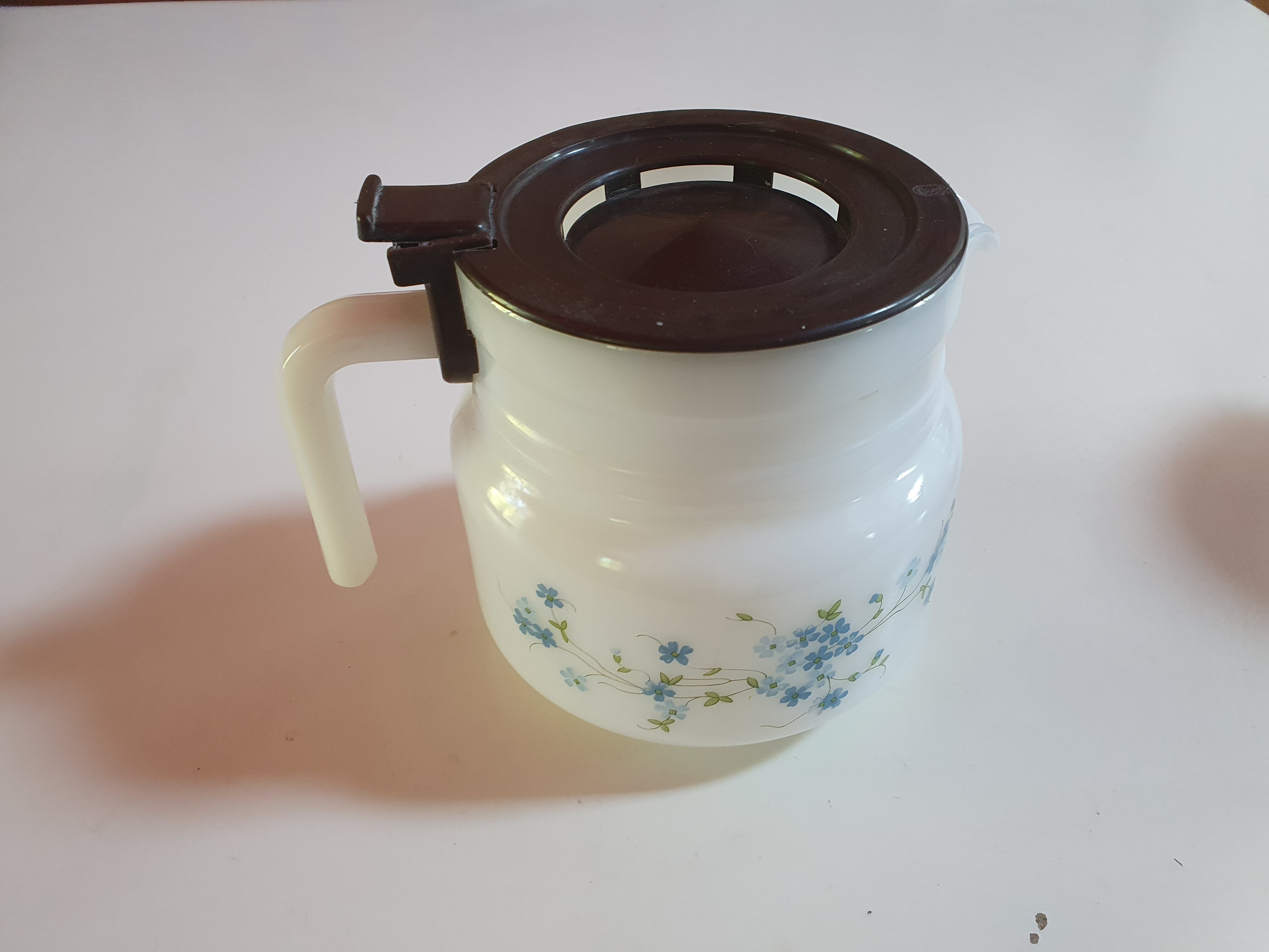 Vintage coffee bowl in arcopal with small flowers blue mysotis brown lid
