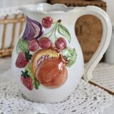 Pichet vintage en barbotine fruits polychrome