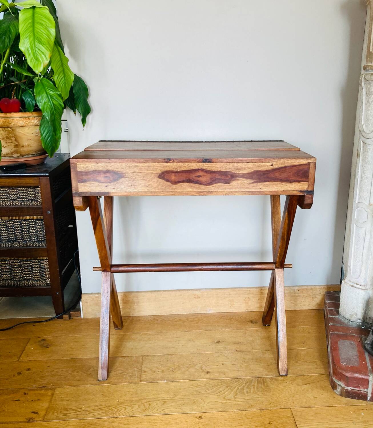 Desk, writing desk in solid rosewood and studded leather, 20th century.