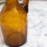 Carafe ancienne en verre soufflé ambré