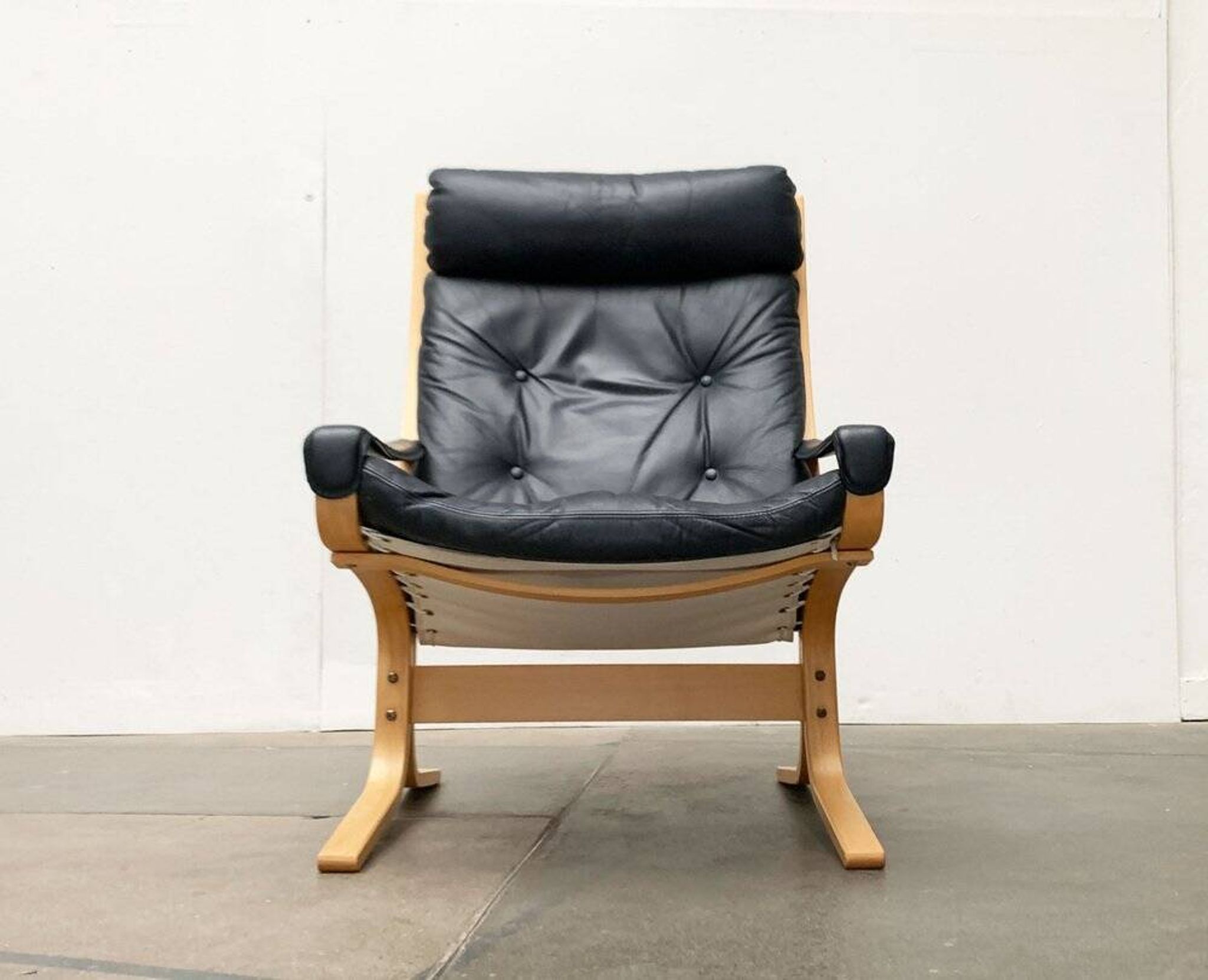 Siesta lounge chair set in Norwegian leather with ottoman by Ingmar Relling for Ekornes
