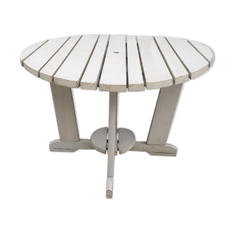 Ancienne table pliante de jardin a lattes de bois peint blanc