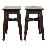 Ensemble de 2 tabourets anciens anglais en chêne massif avec une touche de style art nouveau.