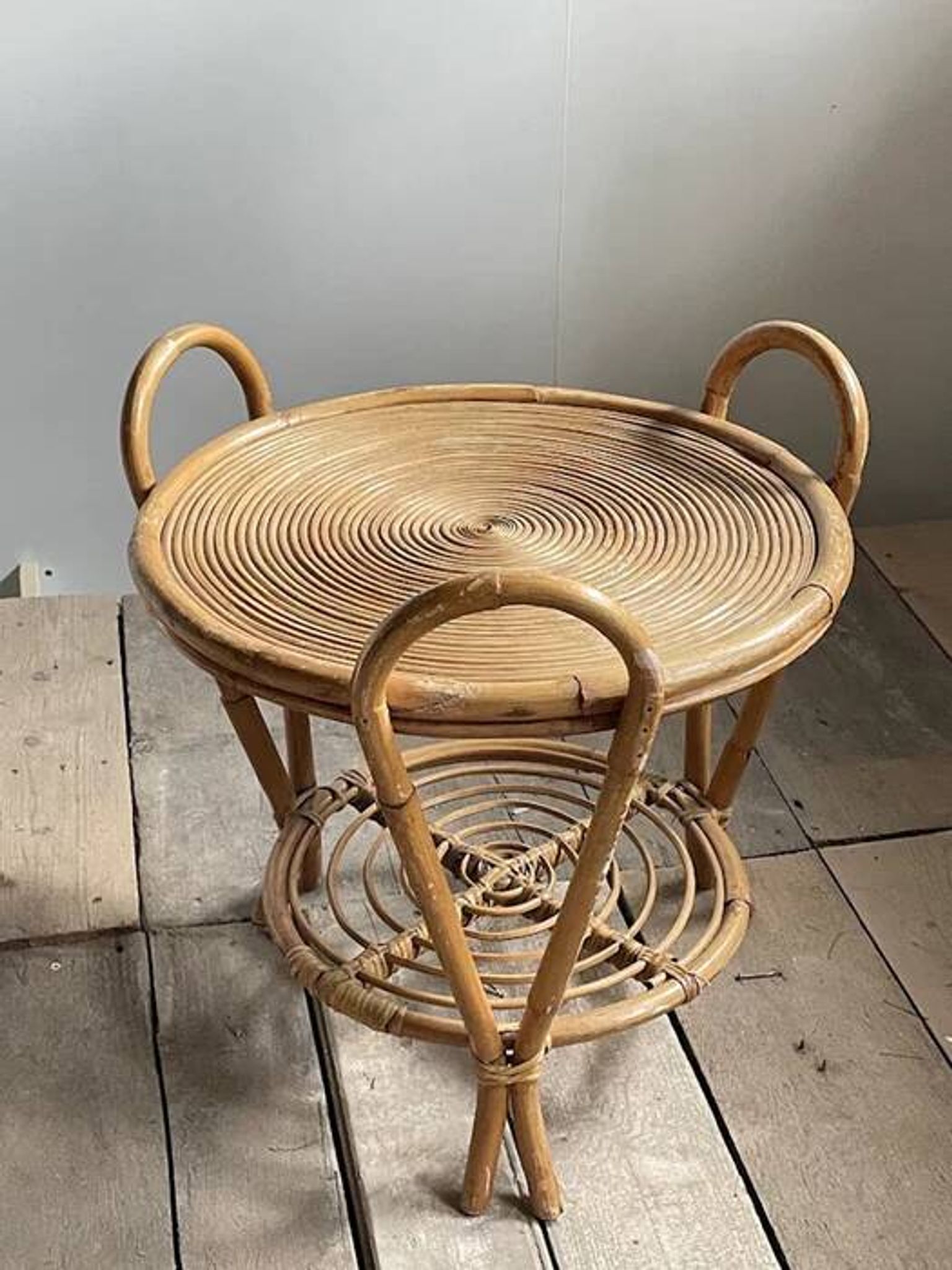 Table d'appoint sculpturale vintage à deux niveaux en rotin avec poignées en boucle, Japon, années 1970