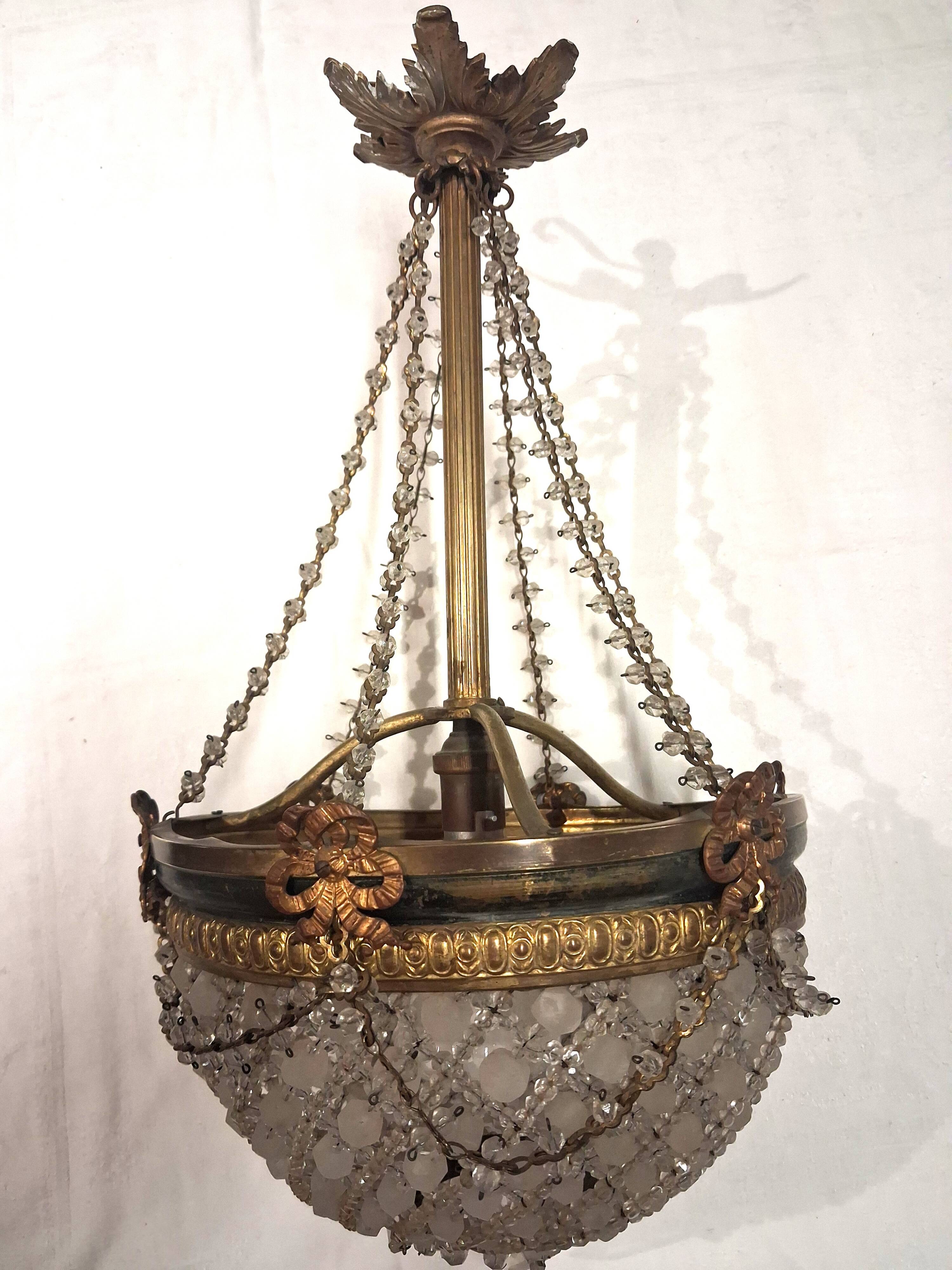 Antique balloon chandelier with pendants, in brass and with mouldings.