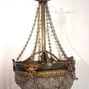 Antique balloon chandelier with pendants, in brass and with mouldings.
