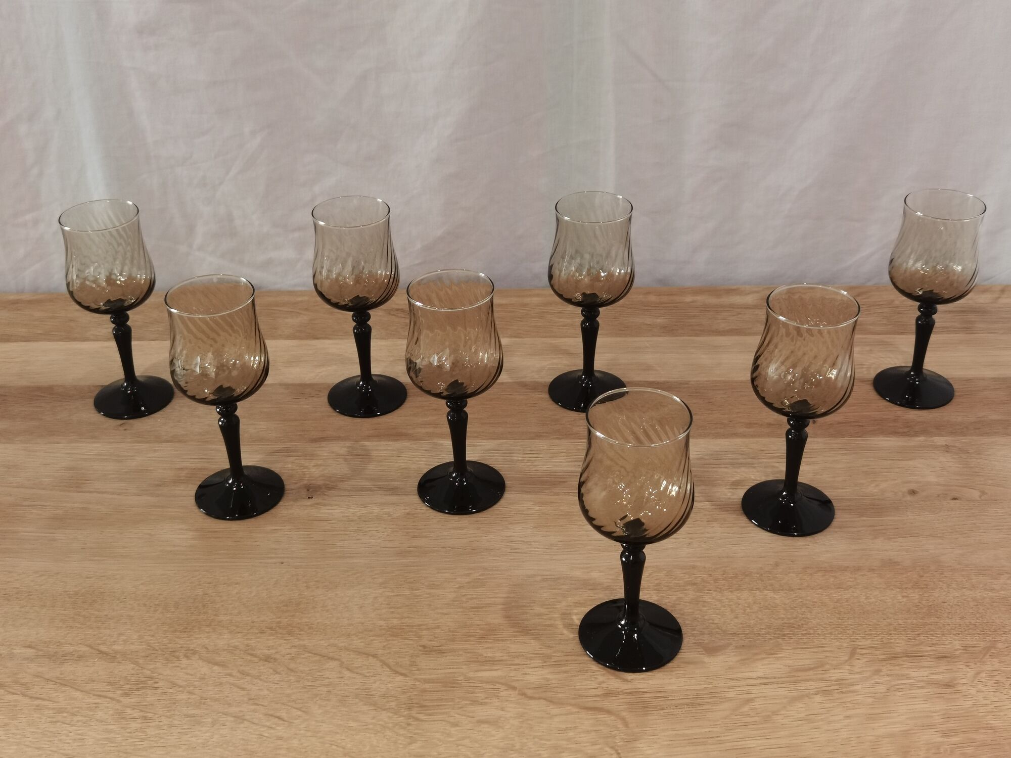 8 glasses of vintage black foot smoked wine Arcoroc