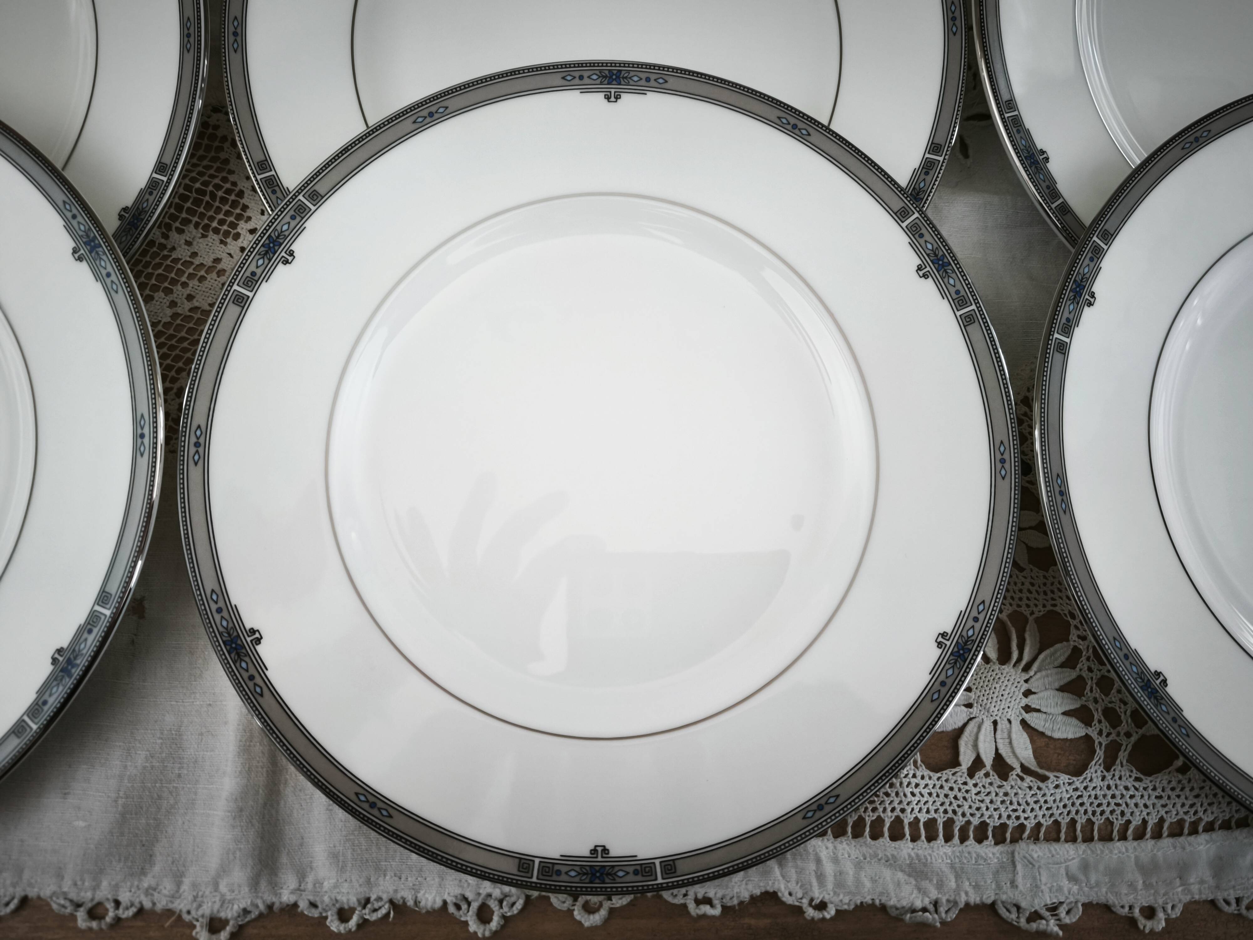 Set of 12 Wedgwood Amherst model porcelain starter/lunch plates.