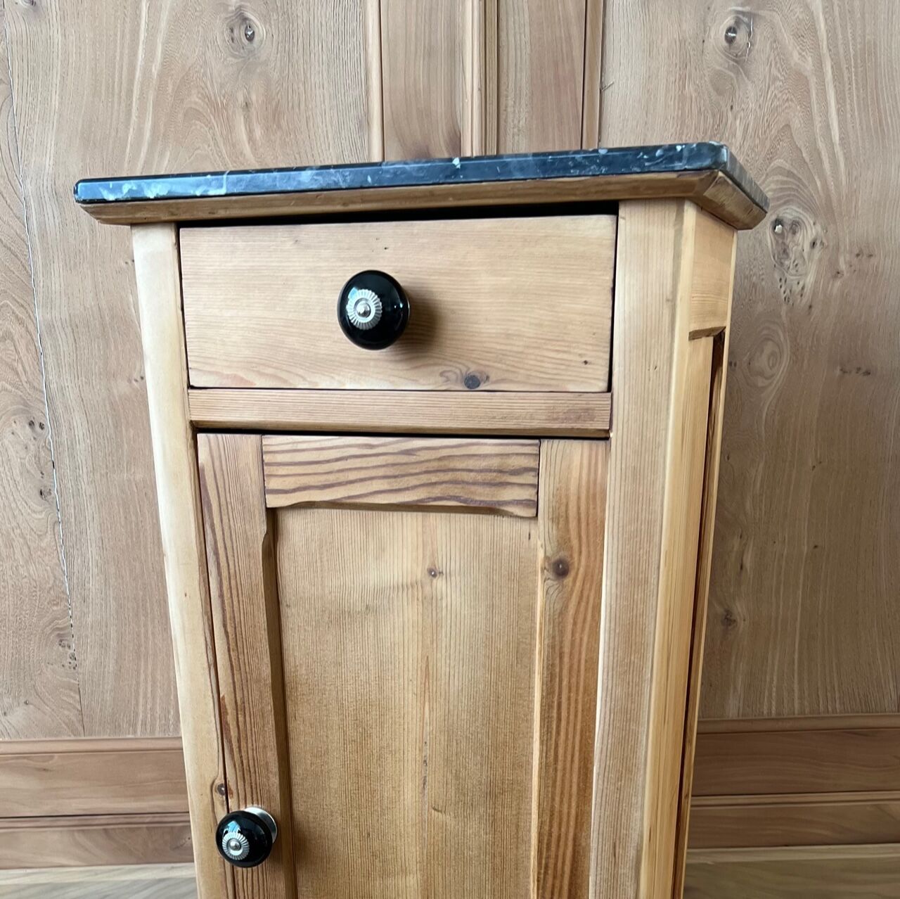 Furniture in raw wood and black marble