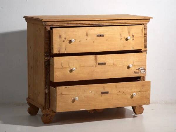 Commode ancienne en bois massif (vers 1920)
