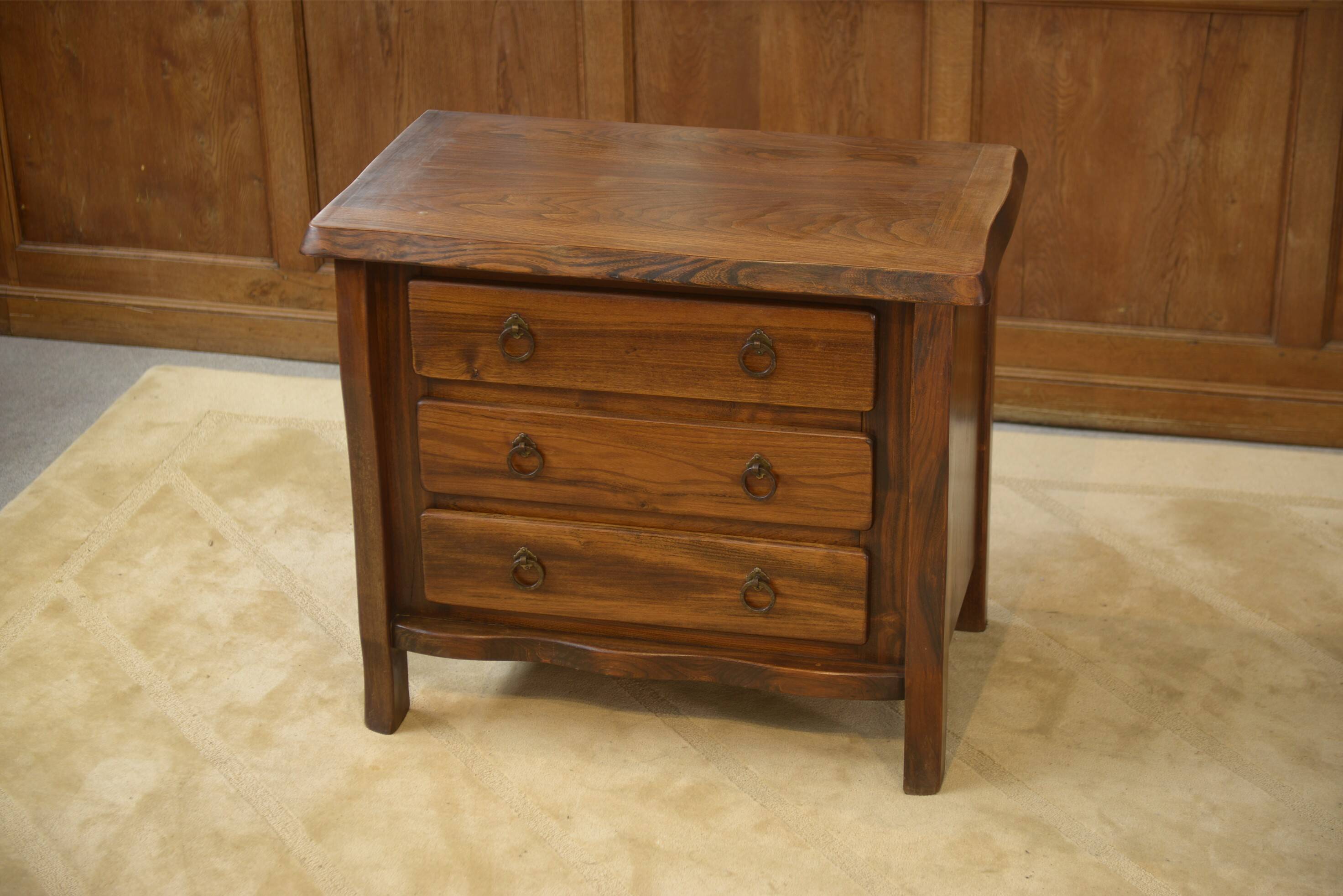 Commode brutaliste 3 tiroirs en orme par Aranjou, 1960