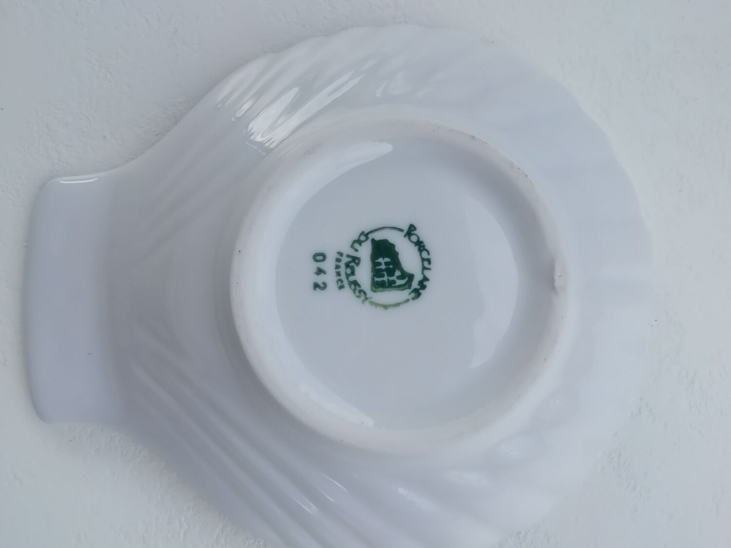 Porcelain scallop shell