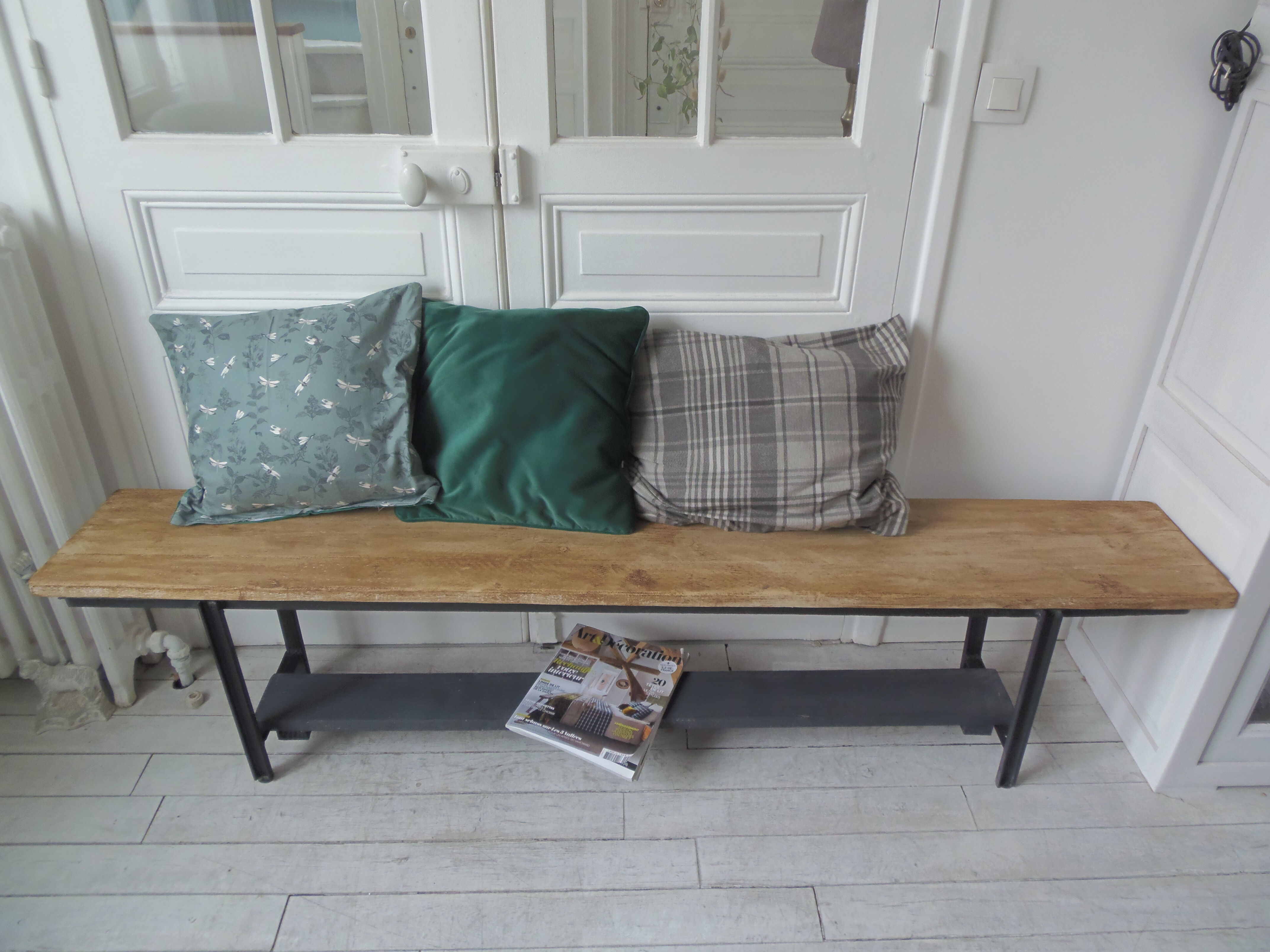 Bench metal structure and cross slate gray wood, waxed seat medium oak.