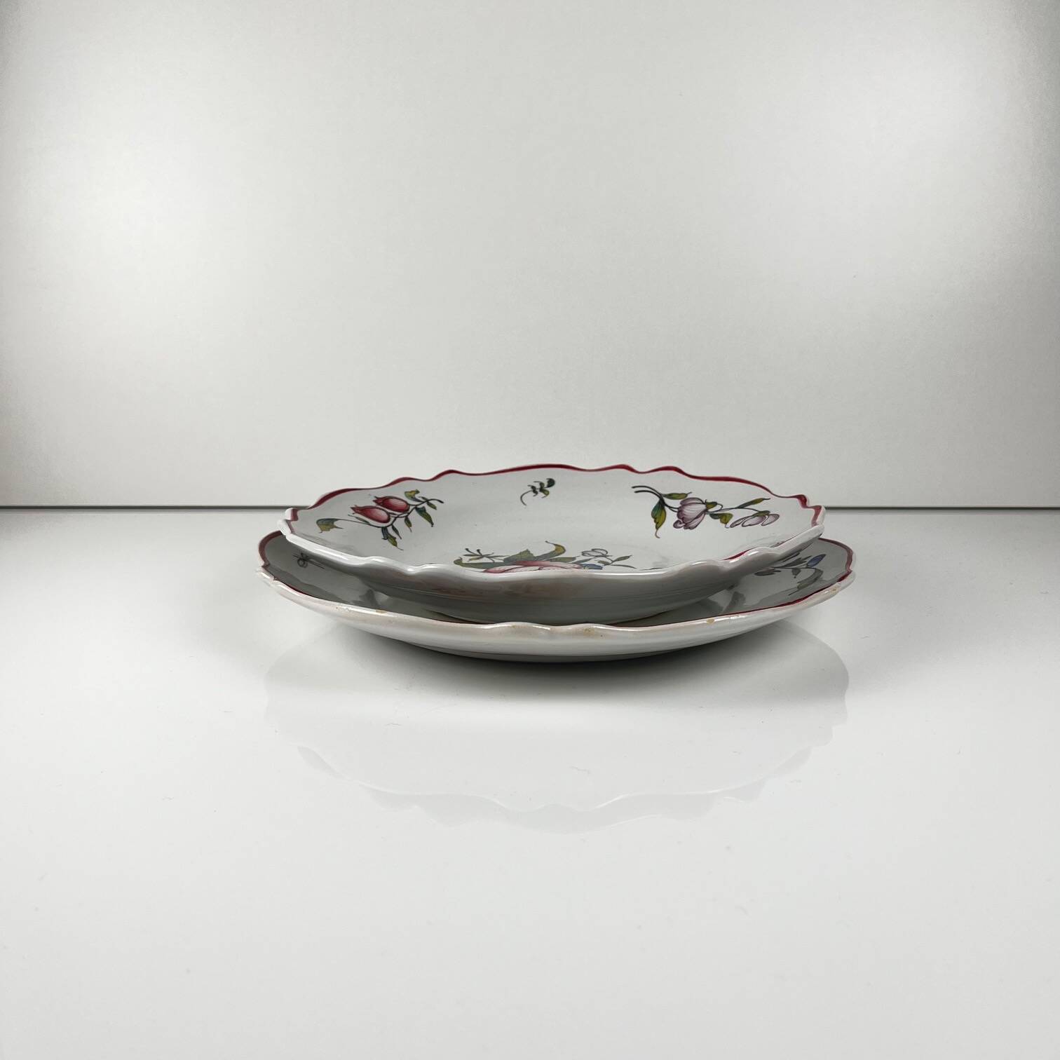 Set of 2 hand-painted ceramic dishes with flower pattern