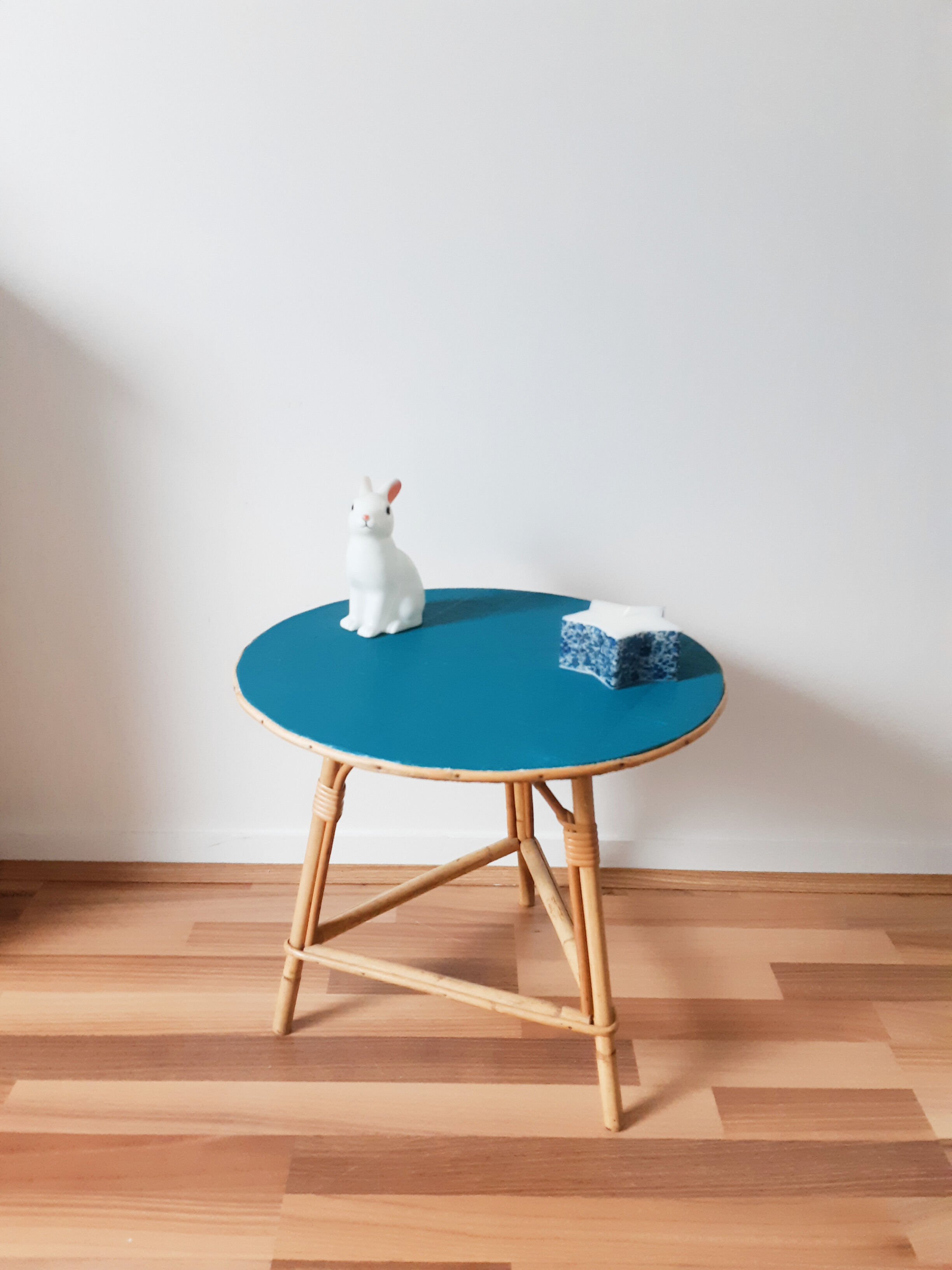 Table ronde vintage en rotin , tripode