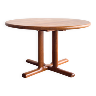 Extendable teak round table by Dyrlund, Denmark.