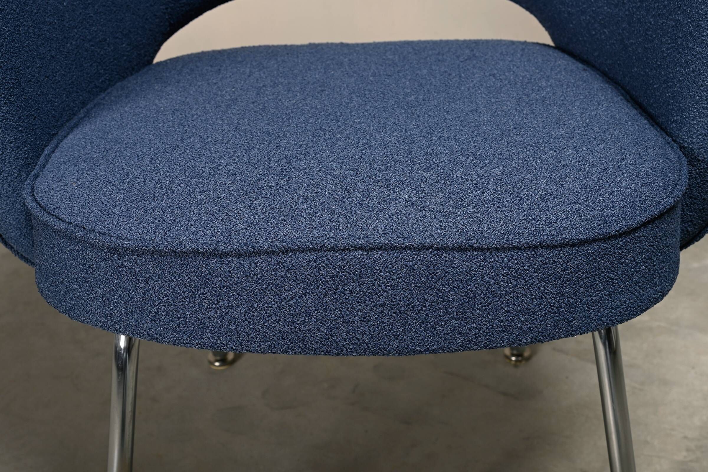 Eero Saarinen Executive Armchair in Blue Bouclé fabric for Knoll International
