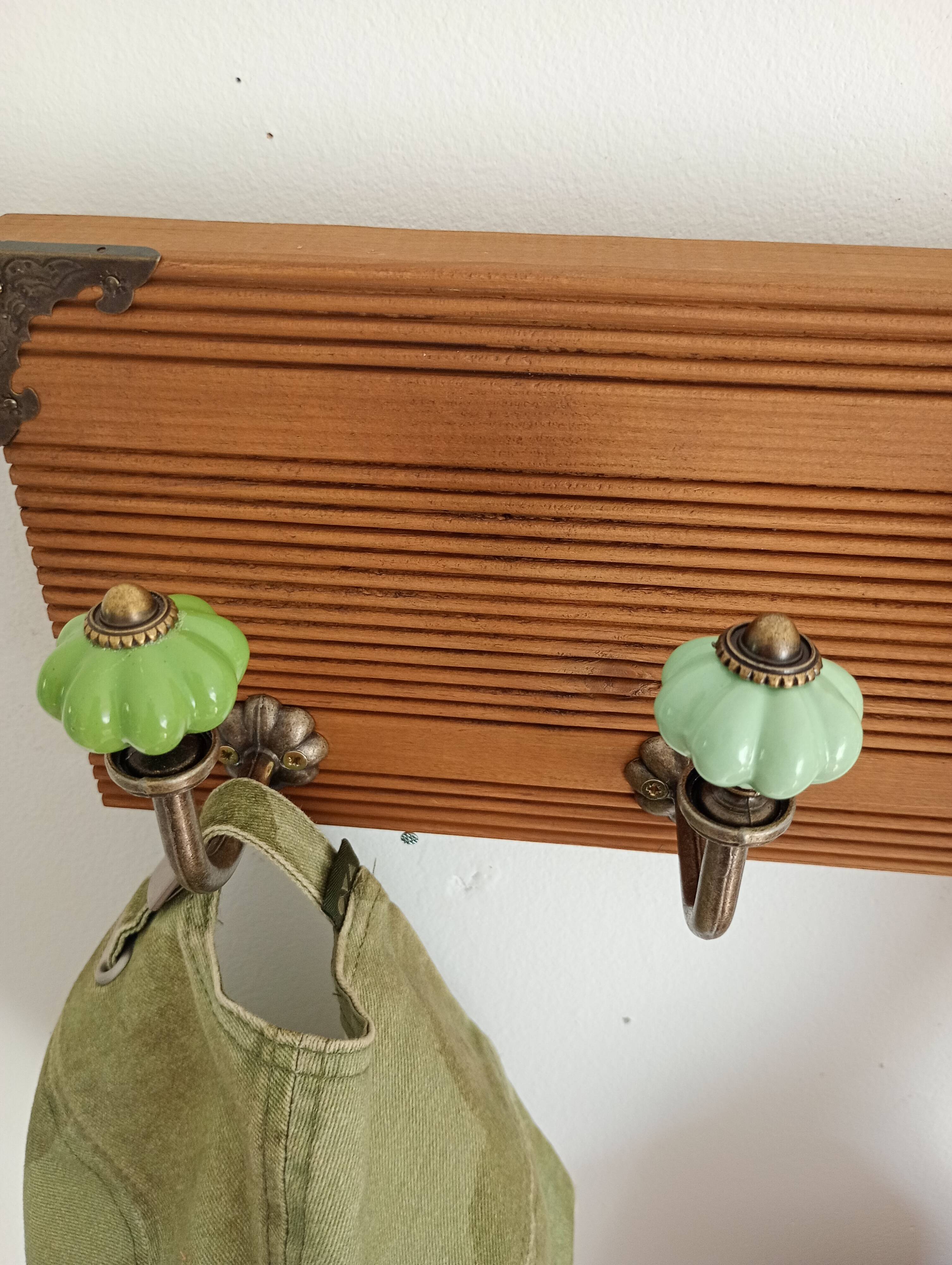 Wall-mounted coat rack in wood – 40 cm – 4 hooks in metal and green ceramic