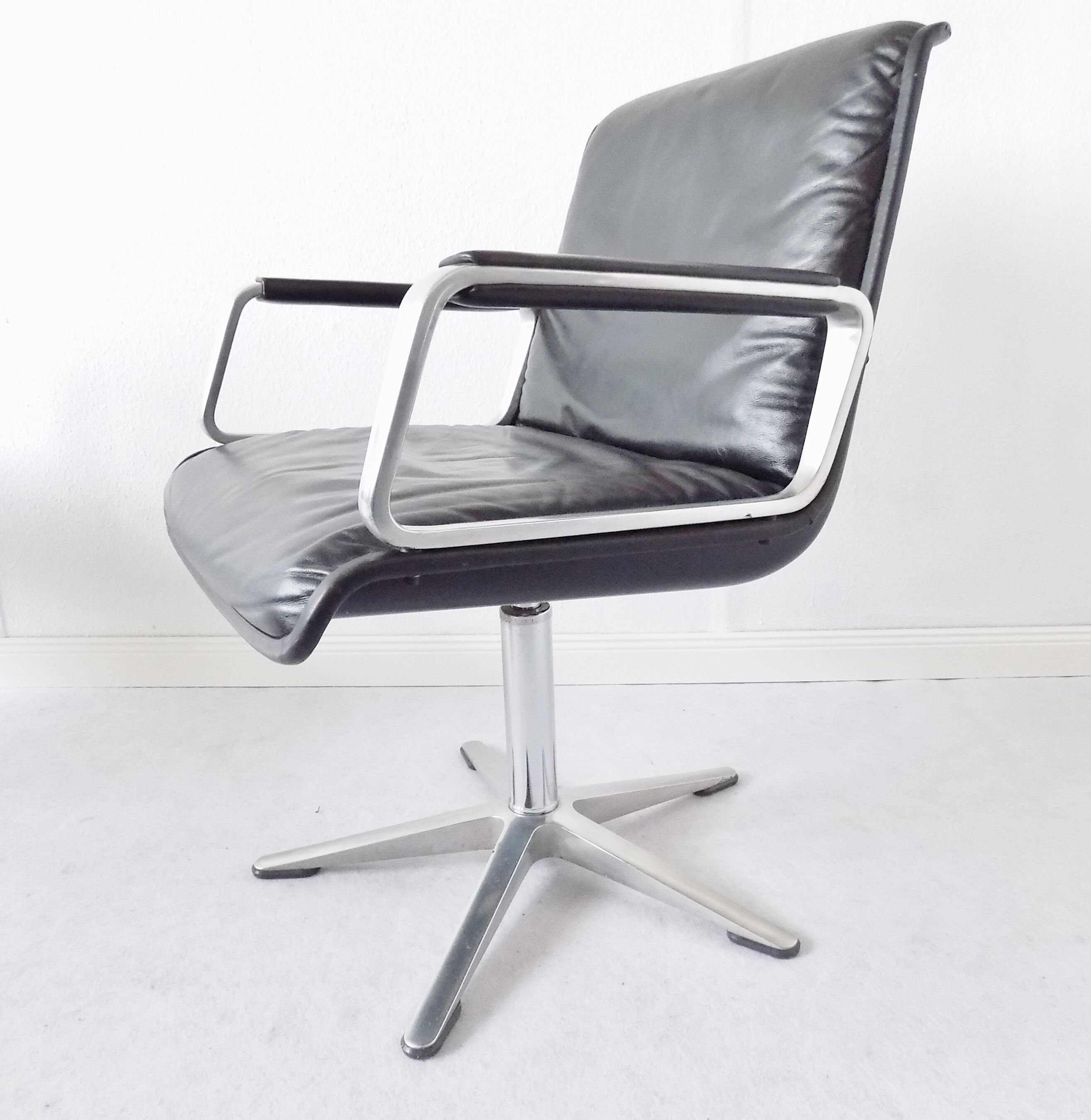 Wilkhahn Delta 2000 set of 4 black leather dining chairs by Delta Design
