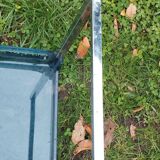 Table d’appoint vintage en plexiglas bleu et acier – Marc Berthier pour Prisunic