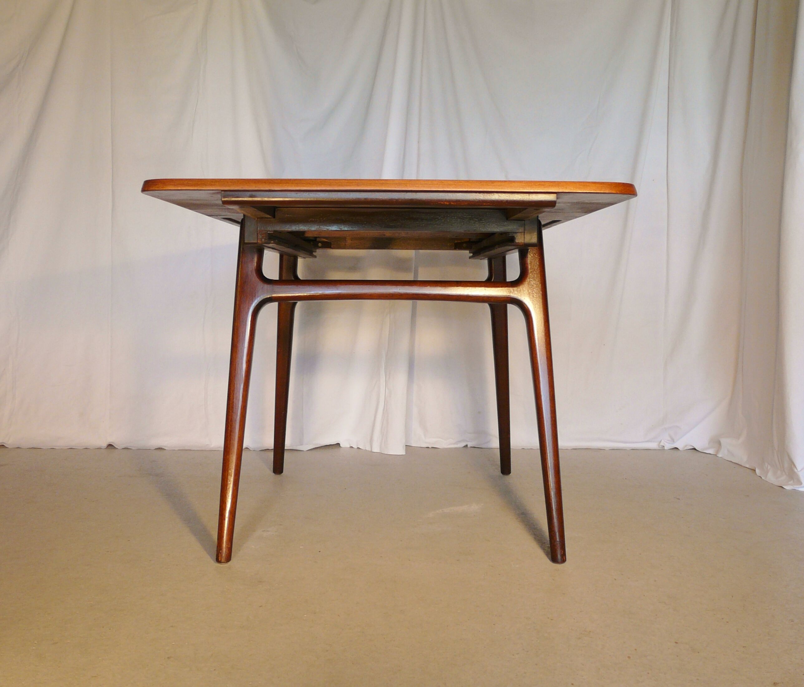 Scandinavian extendable rectangular table