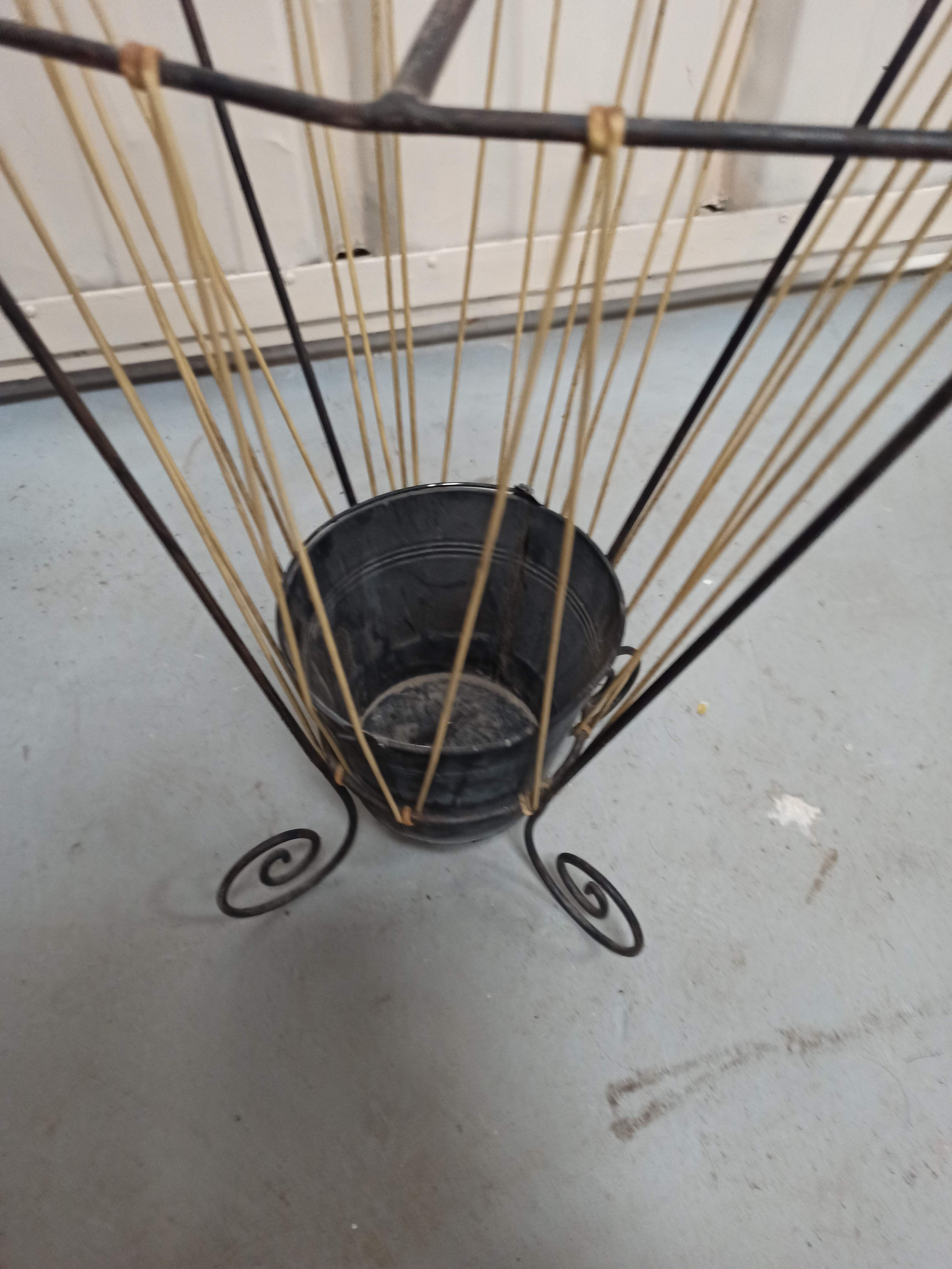 Iron umbrella rack and scoubidou