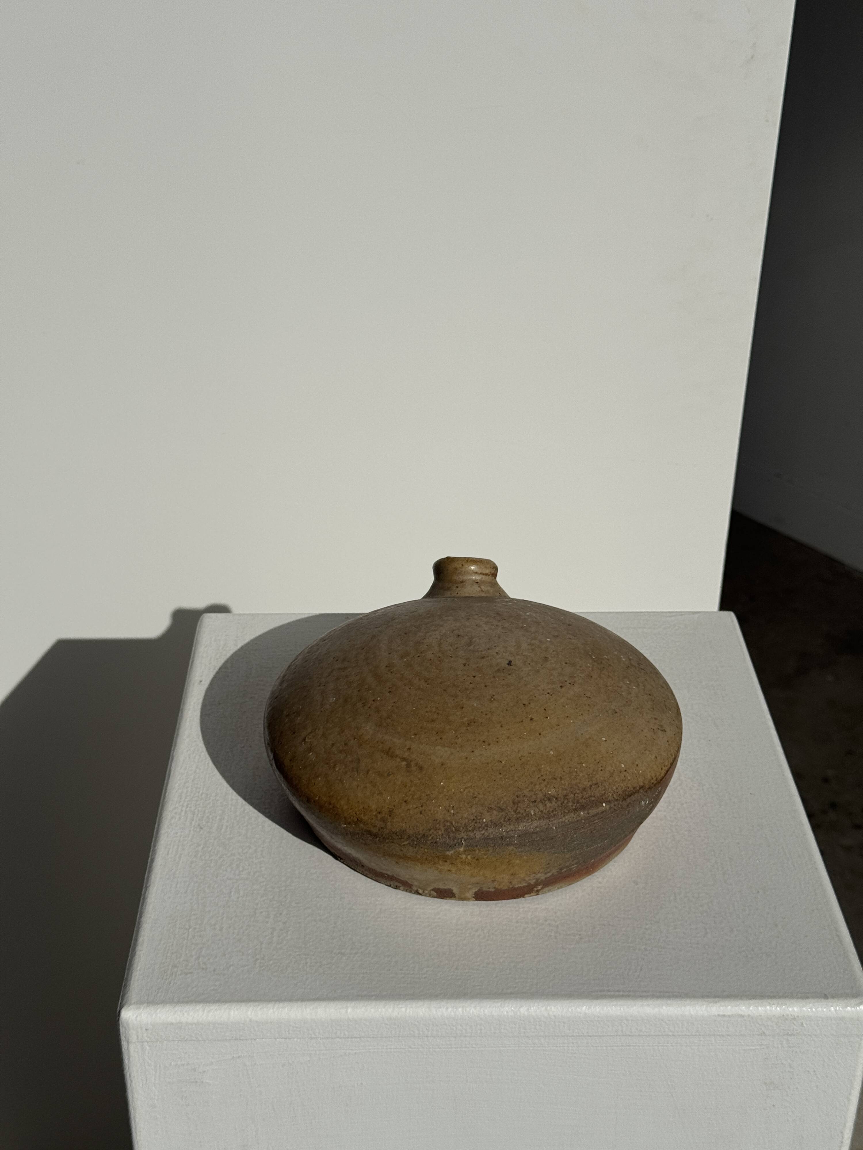 Round flat jar in old stoneware D20