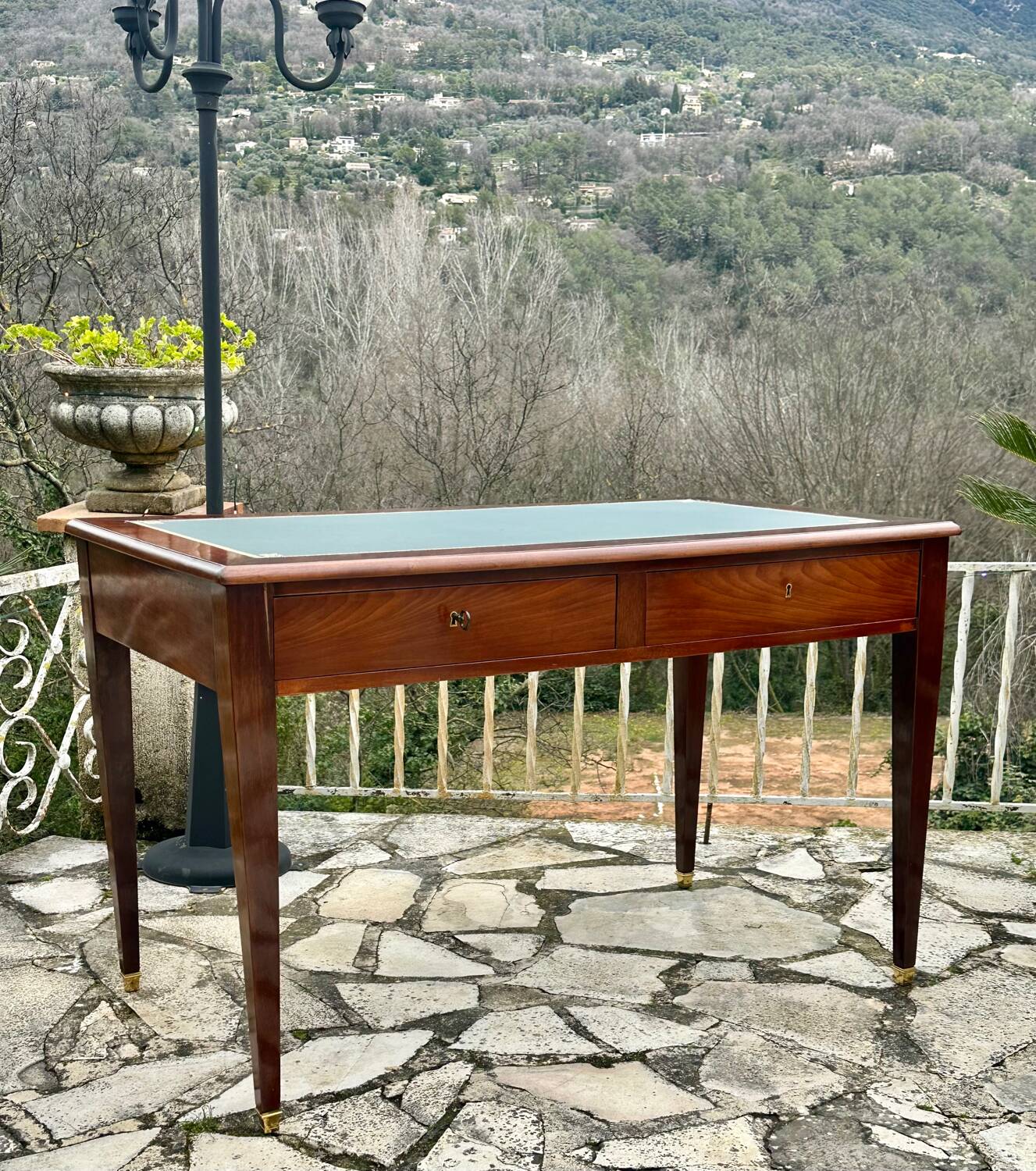 Flat desk in solid mahogany from the 19th century.