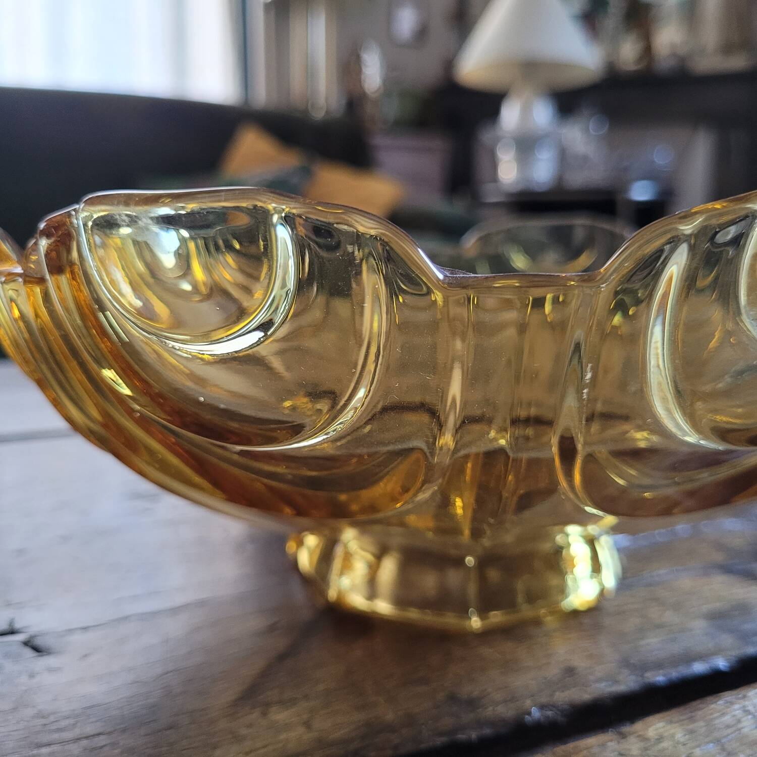 Coupe sur pied en verre ambre doré – design géométrique vintage