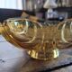 Coupe sur pied en verre ambre doré – design géométrique vintage