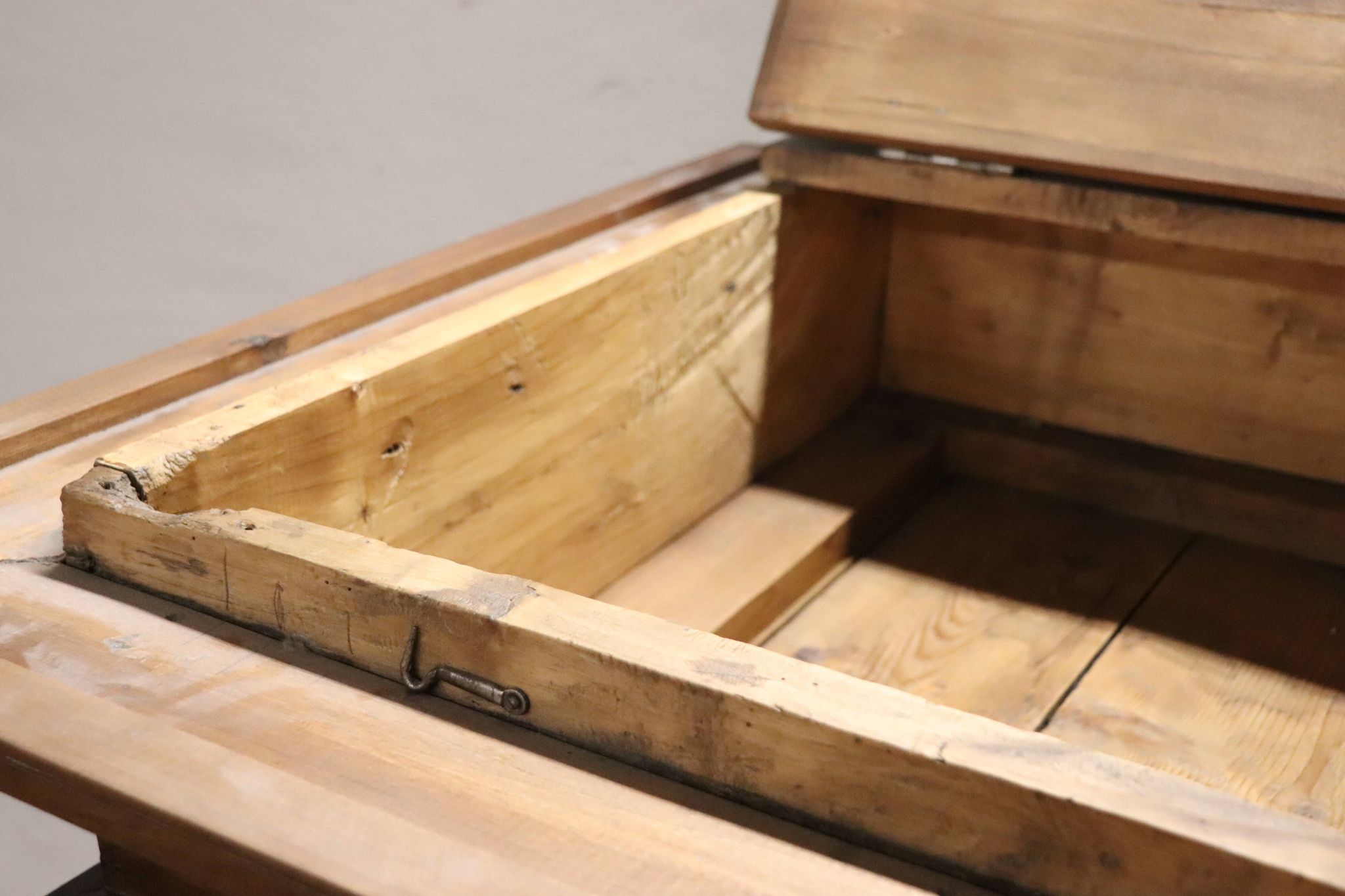 Armoire à Secret Du 17ème Siècle En Noyer