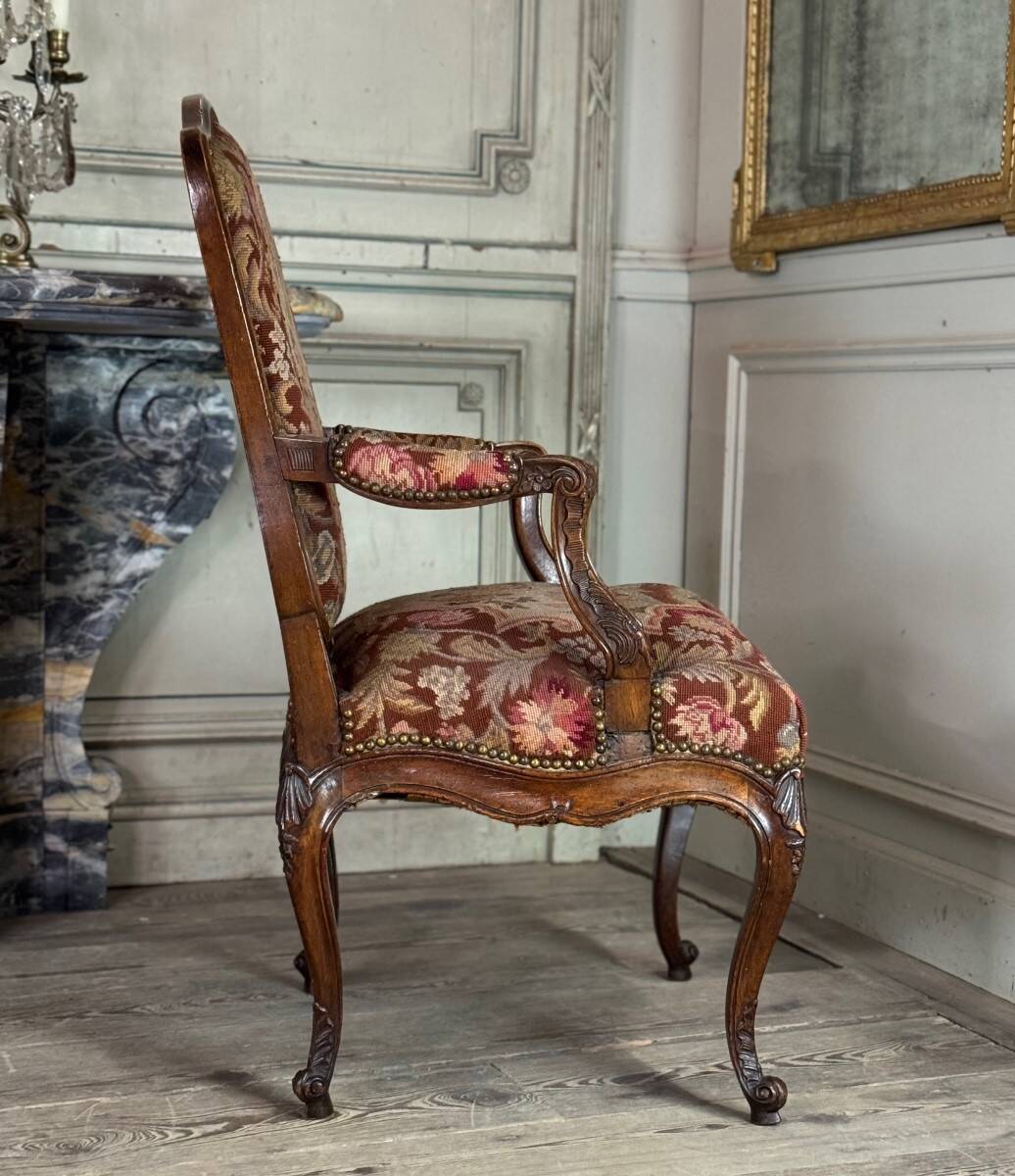 Louis XV armchair in carved walnut, needlepoint tapestry, 18th century