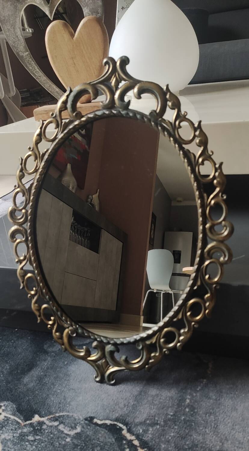 Antique oval mirror in Baroque/Rococo style. Made of gilded spelter. Dimensions: 42 x 31 cm